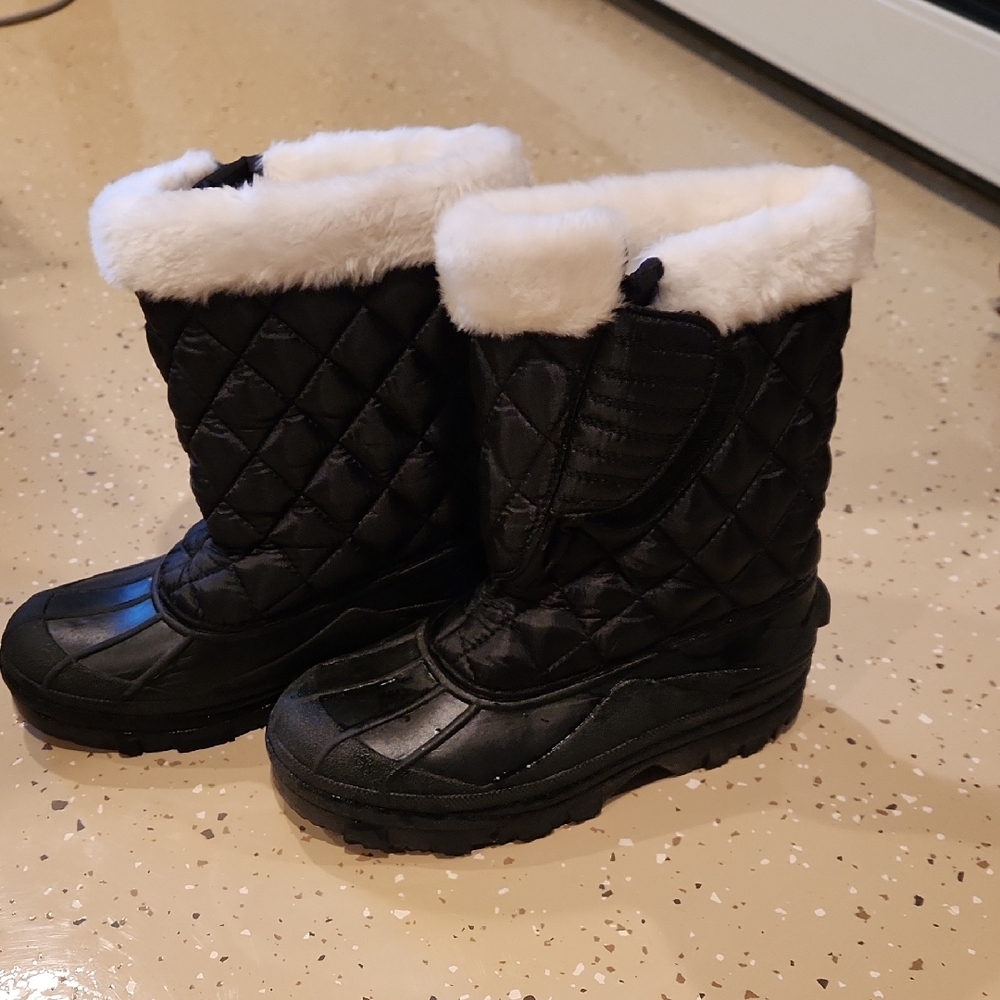 Black Quilted Winter Boots with Faux Fur Lining
